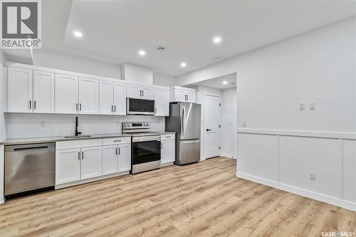 327 Woolf Bay, Saskatoon, SK - Indoor Photo Showing Kitchen