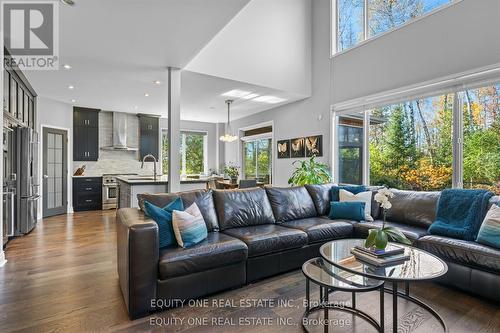 133 Arbourbrook Boulevard, Ottawa, ON - Indoor Photo Showing Living Room