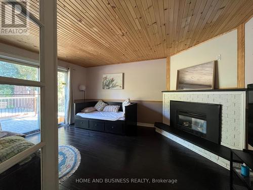 2639 Hayford Court, Mississauga, ON - Indoor Photo Showing Living Room With Fireplace