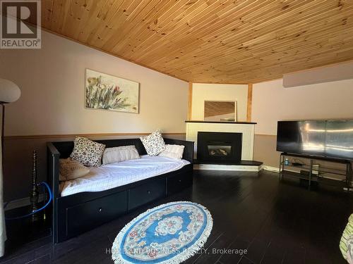 2639 Hayford Court, Mississauga, ON - Indoor Photo Showing Living Room With Fireplace