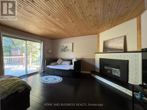 2639 Hayford Court, Mississauga, ON - Indoor Photo Showing Living Room With Fireplace