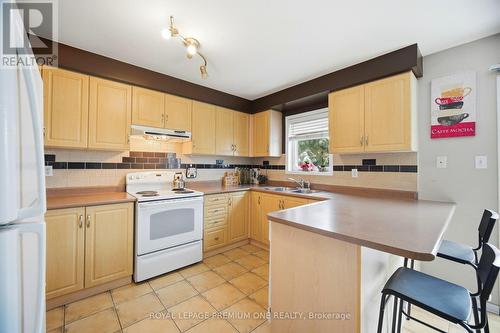 31 - 19 Foxchase Avenue, Vaughan, ON - Indoor Photo Showing Kitchen With Double Sink