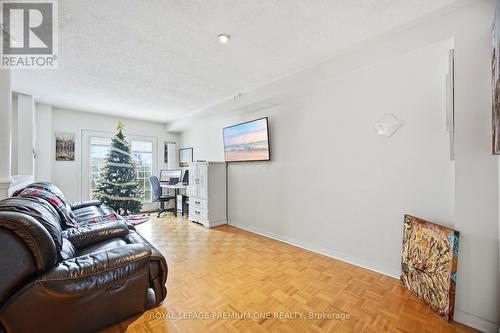 31 - 19 Foxchase Avenue, Vaughan, ON - Indoor Photo Showing Living Room