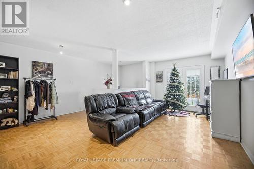 31 - 19 Foxchase Avenue, Vaughan, ON - Indoor Photo Showing Living Room