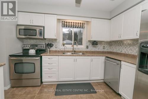 15 Gees Way, Cambridge, ON - Indoor Photo Showing Kitchen With Double Sink