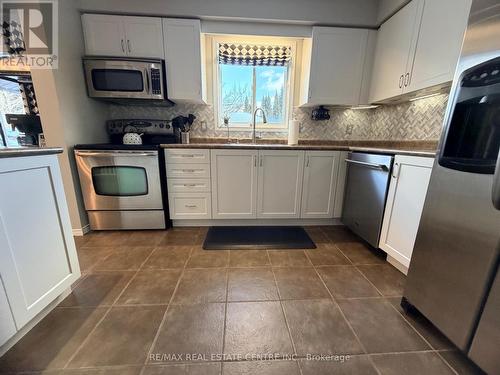 15 Gees Way, Cambridge, ON - Indoor Photo Showing Kitchen