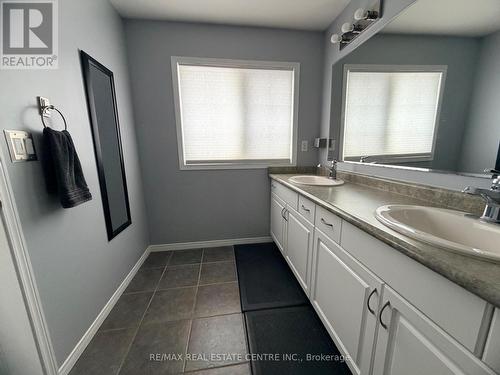 15 Gees Way, Cambridge, ON - Indoor Photo Showing Bathroom