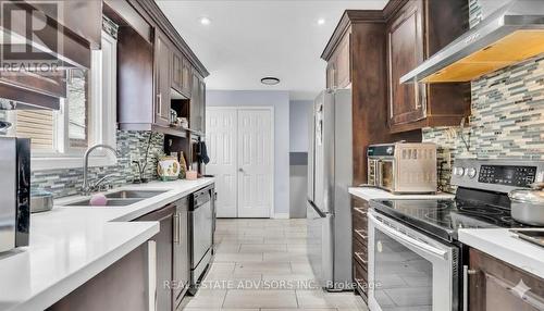 62 Histon Crescent, Brampton, ON - Indoor Photo Showing Kitchen With Double Sink With Upgraded Kitchen