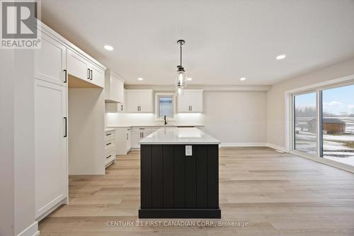 656 Ketter Way, Plympton-Wyoming (Plympton Wyoming), ON - Indoor Photo Showing Kitchen