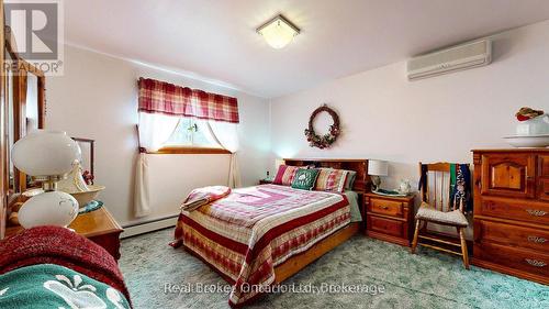 14 Seneca Crescent, Tiny, ON - Indoor Photo Showing Bedroom