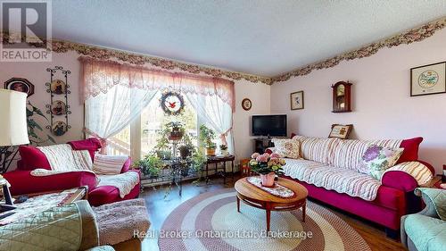 14 Seneca Crescent, Tiny, ON - Indoor Photo Showing Living Room