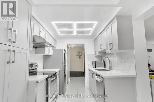 903 - 135 Hillcrest Avenue, Mississauga, ON - Indoor Photo Showing Kitchen