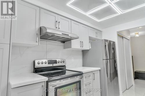 903 - 135 Hillcrest Avenue, Mississauga, ON - Indoor Photo Showing Kitchen
