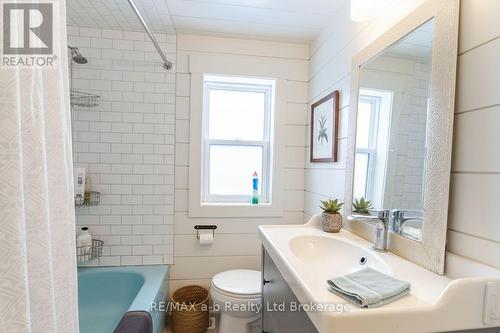 14 Old Vienna Road, Tillsonburg, ON - Indoor Photo Showing Bathroom
