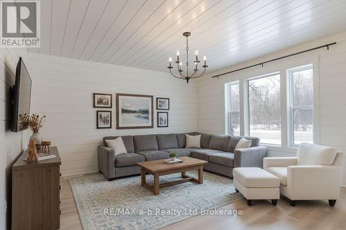 14 Old Vienna Road, Tillsonburg, ON - Indoor Photo Showing Living Room