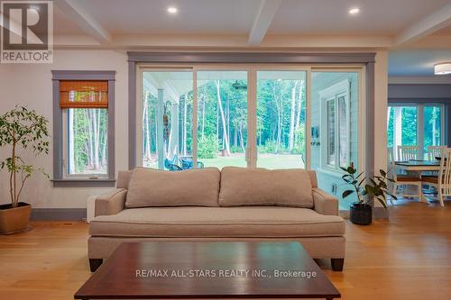 228 Riverside Drive, Kawartha Lakes (Bobcaygeon), ON - Indoor Photo Showing Living Room