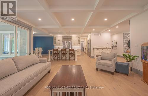 228 Riverside Drive, Kawartha Lakes (Bobcaygeon), ON - Indoor Photo Showing Living Room