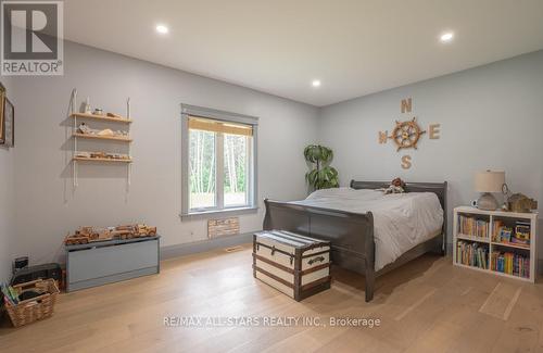 228 Riverside Drive, Kawartha Lakes (Bobcaygeon), ON - Indoor Photo Showing Bedroom