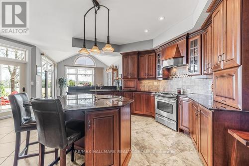 Centre Island and tons of Oak Cabinets - 6980 Mansfield Road, Ottawa, ON - Indoor