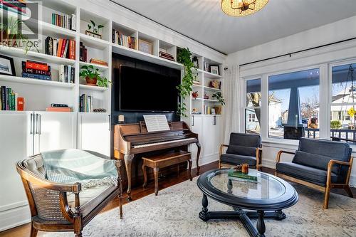 41 Fox Street, Leamington, ON - Indoor Photo Showing Living Room