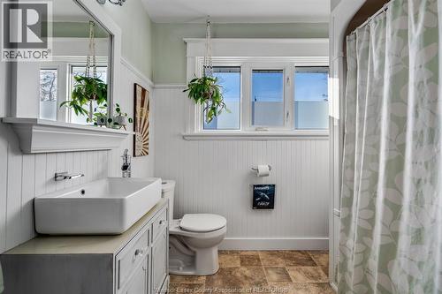41 Fox Street, Leamington, ON - Indoor Photo Showing Bathroom