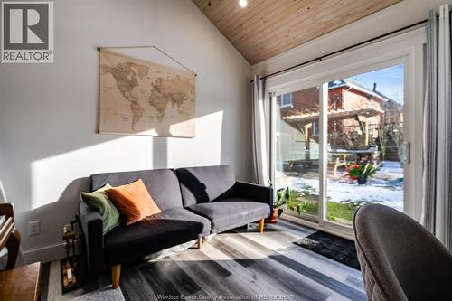 41 Fox Street, Leamington, ON - Indoor Photo Showing Living Room