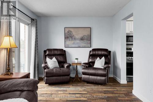 27 Golds Crescent, Barrie, ON - Indoor Photo Showing Living Room