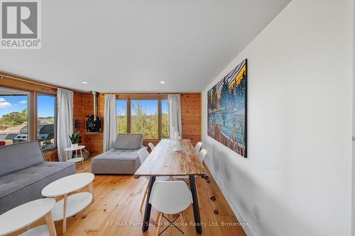 15 Forsyths Road, Carling, ON - Indoor Photo Showing Living Room