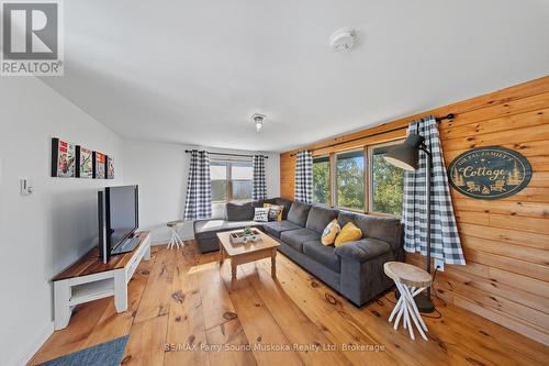 15 Forsyths Road, Carling, ON - Indoor Photo Showing Living Room