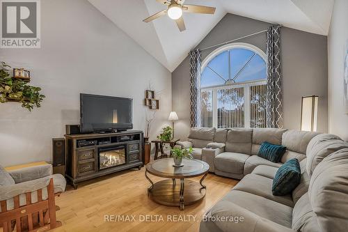 95 Lalande Crescent, Alfred And Plantagenet, ON - Indoor Photo Showing Living Room