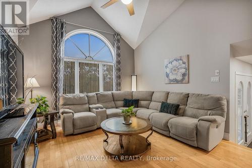 95 Lalande Crescent, Alfred And Plantagenet, ON - Indoor Photo Showing Living Room