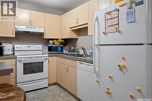 62 5612 Gordon Road, Regina, SK - Indoor Photo Showing Kitchen With Double Sink