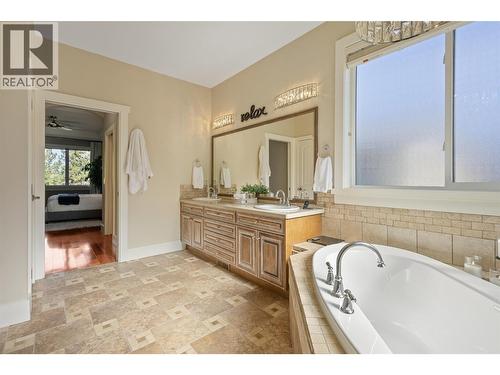 1012 Arbor View Drive, Kelowna, BC - Indoor Photo Showing Bathroom