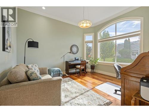 1012 Arbor View Drive, Kelowna, BC - Indoor Photo Showing Living Room
