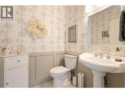 1012 Arbor View Drive, Kelowna, BC - Indoor Photo Showing Bathroom