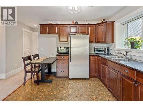 1012 Arbor View Drive, Kelowna, BC - Indoor Photo Showing Kitchen With Double Sink
