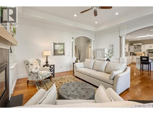 1012 Arbor View Drive, Kelowna, BC - Indoor Photo Showing Living Room
