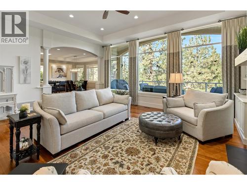 1012 Arbor View Drive, Kelowna, BC - Indoor Photo Showing Living Room