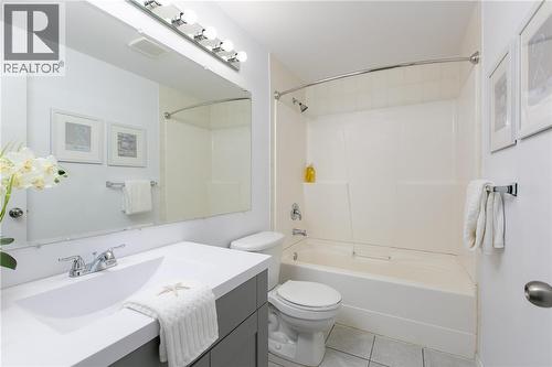 photos was taken prior to tenants moving in - 130 Dysart Road, Kelowna, BC - Indoor Photo Showing Bathroom