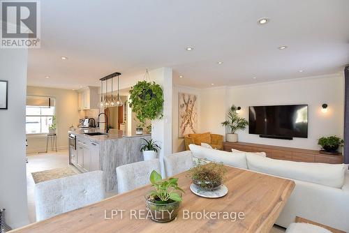 2 LEORA COURT  Richmond Hill, ON L4C 7N5