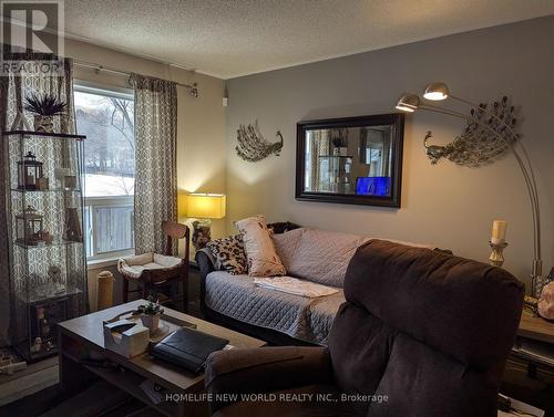 138 - 83 Mondeo Drive, Toronto, ON - Indoor Photo Showing Living Room
