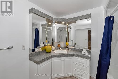 644 Valin Street, Ottawa, ON - Indoor Photo Showing Bathroom