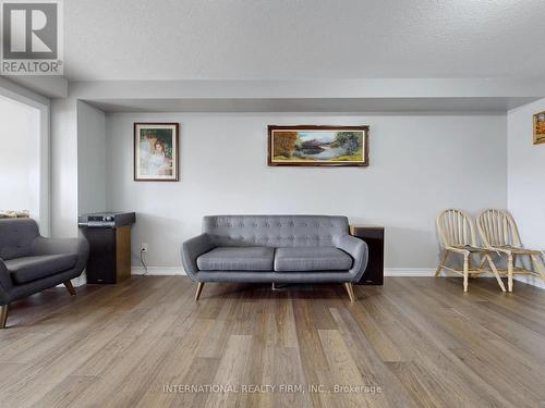 110 Swenson Street, New Tecumseth, ON - Indoor Photo Showing Living Room
