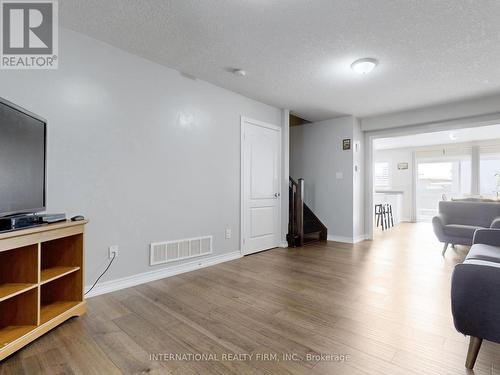 110 Swenson Street, New Tecumseth, ON - Indoor Photo Showing Living Room