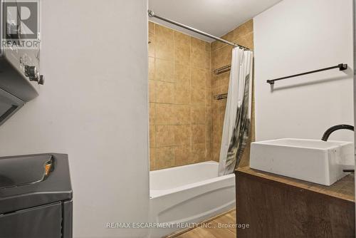 218 East 8Th Street, Hamilton, ON - Indoor Photo Showing Bathroom