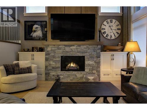 5499 Mountainside Drive, Kelowna, BC - Indoor Photo Showing Living Room With Fireplace