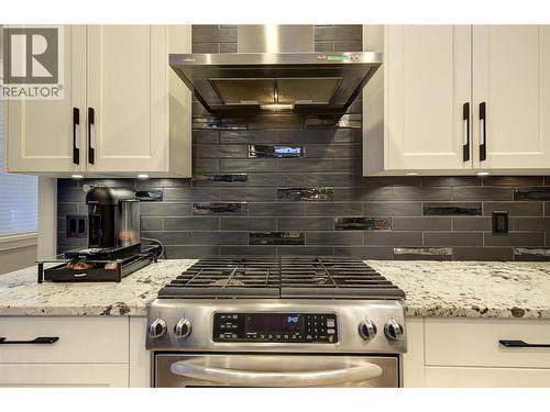 5499 Mountainside Drive, Kelowna, BC - Indoor Photo Showing Kitchen With Upgraded Kitchen