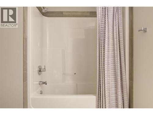 5499 Mountainside Drive, Kelowna, BC - Indoor Photo Showing Bathroom