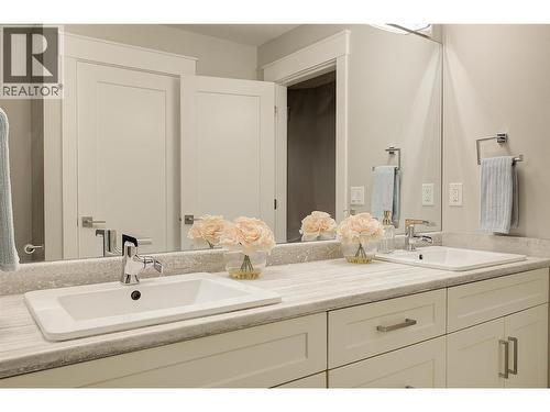 5499 Mountainside Drive, Kelowna, BC - Indoor Photo Showing Bathroom