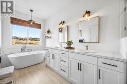 Warm & bright 5-piece ensuite - 